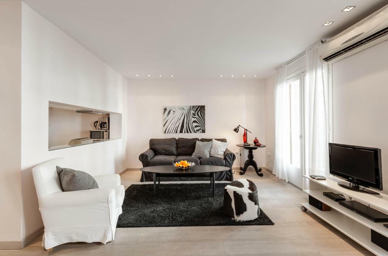 Stylish White 4 Ppl In Center Apartment *