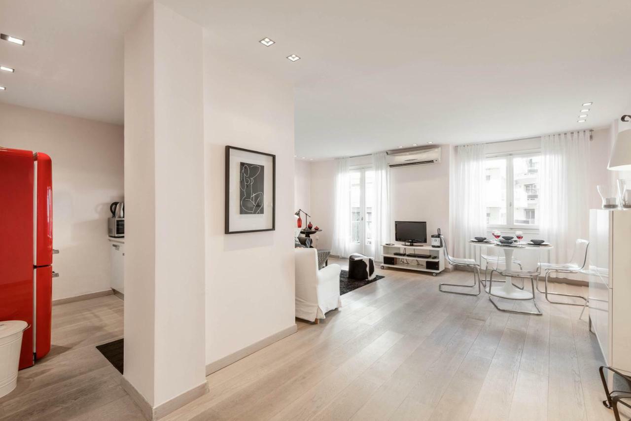 Stylish White 4 Ppl In Center Apartment