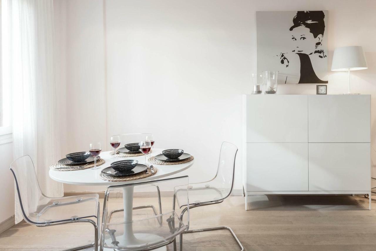 Stylish White 4 Ppl In Center Apartment *