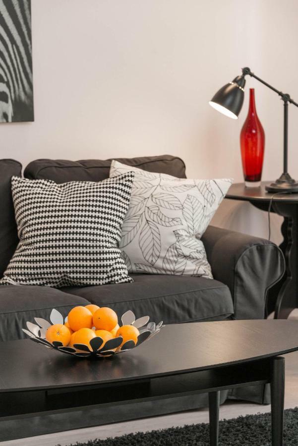 Stylish White 4 Ppl In Center Apartment *
