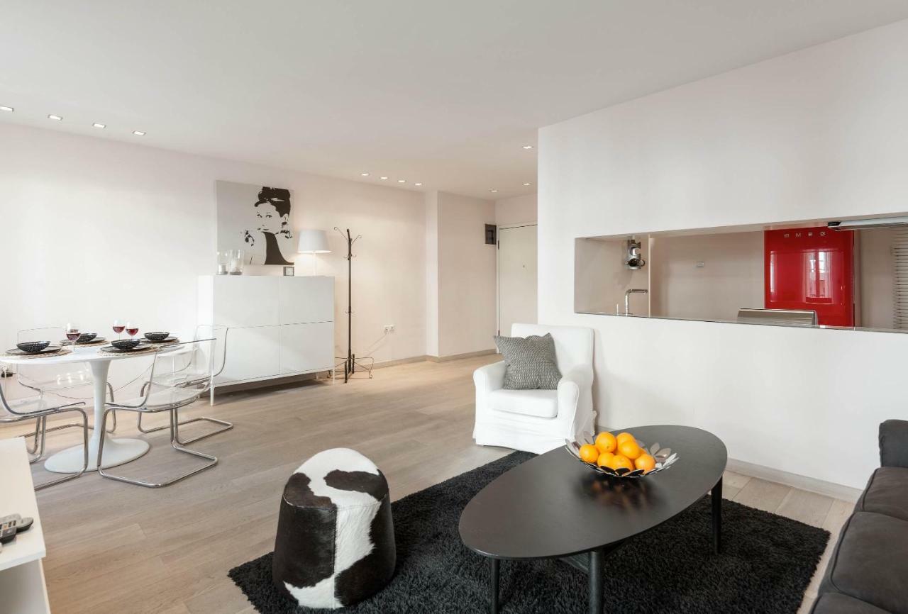 Stylish White 4 Ppl In Center Apartment *