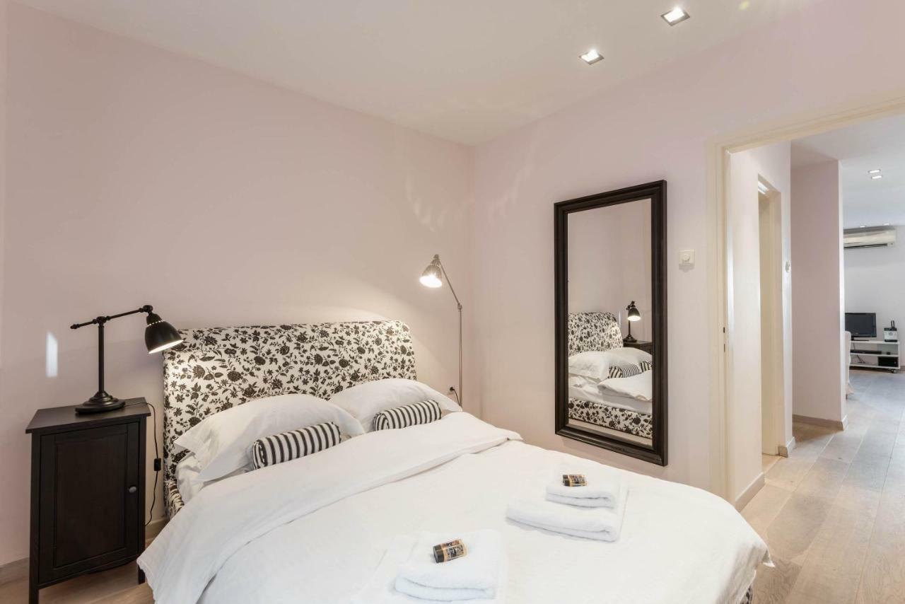 Stylish White 4 Ppl In Center Apartment Thessaloniki
