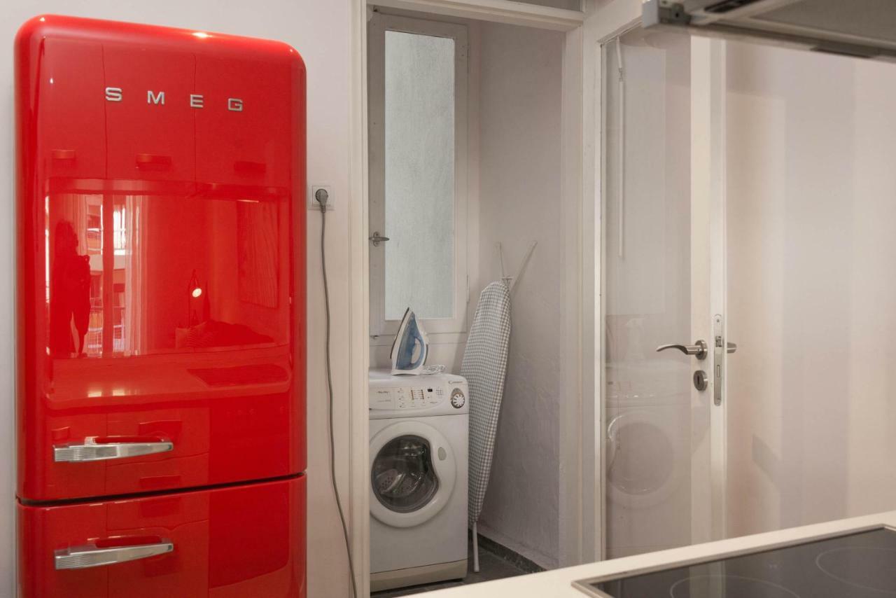 Stylish White 4 Ppl In Center Apartment