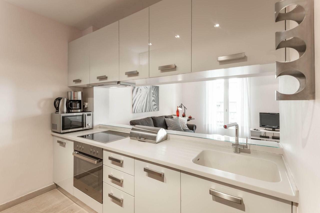Stylish White 4 Ppl In Center Apartment *